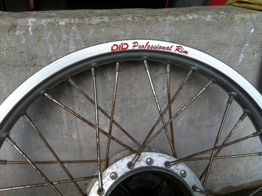 ขายล้อ did 17 x1.40 สีเงิน พร้อมดุม wave 125  2200 บาท