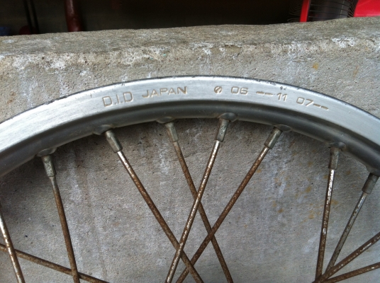 ขายล้อ did 17 x1.40 สีเงิน พร้อมดุม wave 125  2200 บาท