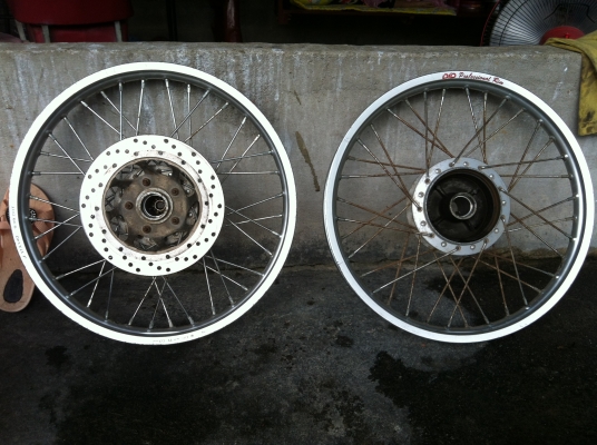 ขายล้อ did 17 x1.40 สีเงิน พร้อมดุม wave 125  2200 บาท