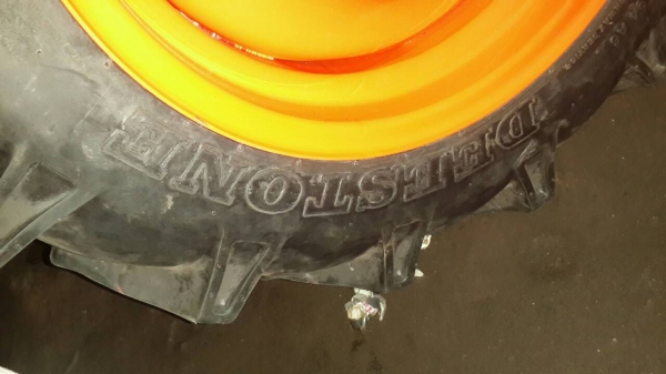 ** ราคา 2,500 บาทเท่านั้น ** ยางหน้ารถไถขอบ18 ขนาด 8-18 ลายก้าง ยี่ห้อ Deestone