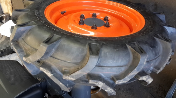 ** ราคา 2,500 บาทเท่านั้น ** ยางหน้ารถไถขอบ18 ขนาด 8-18 ลายก้าง ยี่ห้อ Deestone