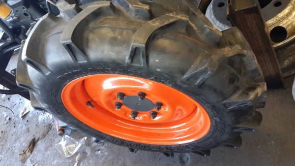 ** ราคา 2,500 บาทเท่านั้น ** ยางหน้ารถไถขอบ18 ขนาด 8-18 ลายก้าง ยี่ห้อ Deestone