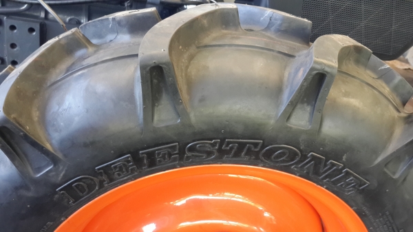 ** ราคา 2,500 บาทเท่านั้น ** ยางหน้ารถไถขอบ18 ขนาด 8-18 ลายก้าง ยี่ห้อ Deestone