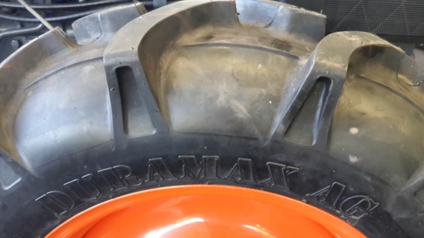 ** ราคา 2,500 บาทเท่านั้น ** ยางหน้ารถไถขอบ18 ขนาด 8-18 ลายก้าง ยี่ห้อ Deestone