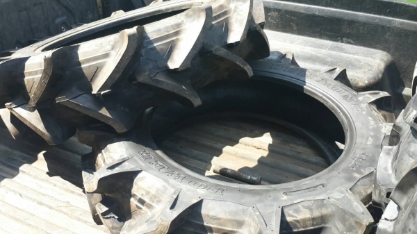 ** ราคา 2,500 บาทเท่านั้น ** ยางหน้ารถไถขอบ18 ขนาด 8-18 ลายก้าง ยี่ห้อ Deestone