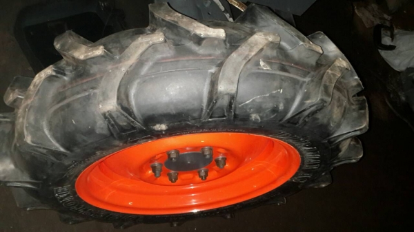 ** ราคา 2,500 บาทเท่านั้น ** ยางหน้ารถไถขอบ18 ขนาด 8-18 ลายก้าง ยี่ห้อ Deestone