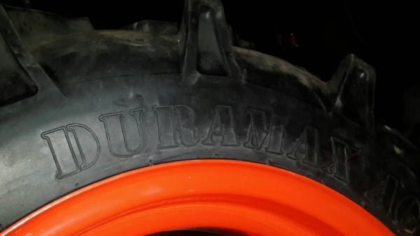 ** ราคา 2,500 บาทเท่านั้น ** ยางหน้ารถไถขอบ18 ขนาด 8-18 ลายก้าง ยี่ห้อ Deestone