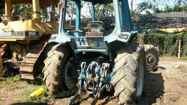 ขายรถไถ FORD 8210 2 เพลา เลขตัวรถ BA25804 เครื่อง G802367 6 สูบ 115 แรงม้า ใบมีดดันหน้า ราคา 400000