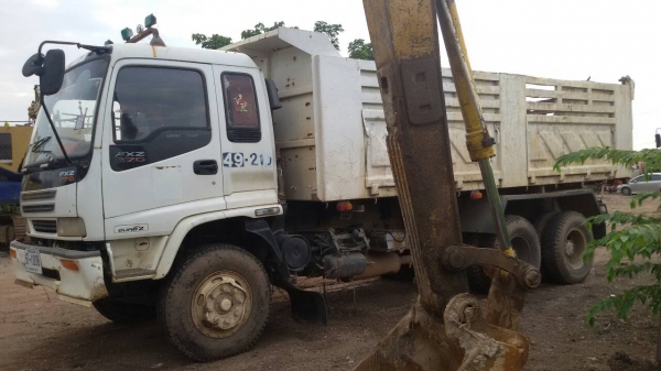 ISUZU-เดทก้า10ล้อดั้ม2เพลา270.เครื่องดำ.ปี48.ครัชซีสวยมากๆ.สภาพสวยพร้อมใช้.