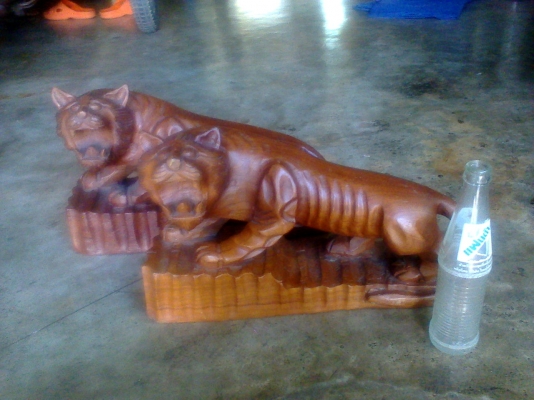 เสือหิว 2 ตัว แกะจากไม้สักท่อนเดียวครับ  กว้างประมาณ 45 ซ.ม   สูงประมาณ 20 ซ.ม.  เป็นเสือหิวตามความเชื่อเรียกเงินทองครับ  งานเก่าครับ