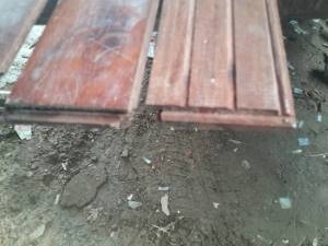 ไม้ปาเก้มะค่าเก่าเก็บไม้มะค่าไม่ไม่ผ่านการใช้งานครับเก๋าเก็บครับ อายุ ประมาณ 8-10 ปีครับ  เป็นของโรงงานทำสีครับ  ยี่ห้อ รำเบอร์บ็อก  ตีตราทุกแผ่น เบิกใหม่ตารางเมตรละ 1800  บาทครับคุ้มมากครับราคานี้