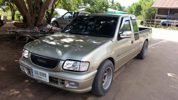 isuzu dragon spececab 2.8 ปี 99 เกียธรรมดา