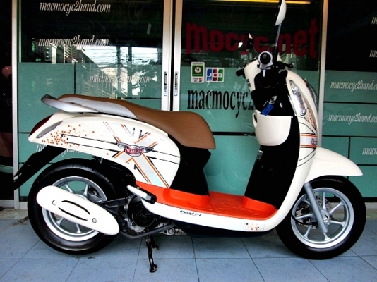 scoopy-i สีม่วงขาว รุ่นท๊อป ล้อแมกซ์ ระบบ combibrake รถเดือน พษภาคม ปี 57 ไมล์ 2 พันโล แถม 3 รายการ 38900