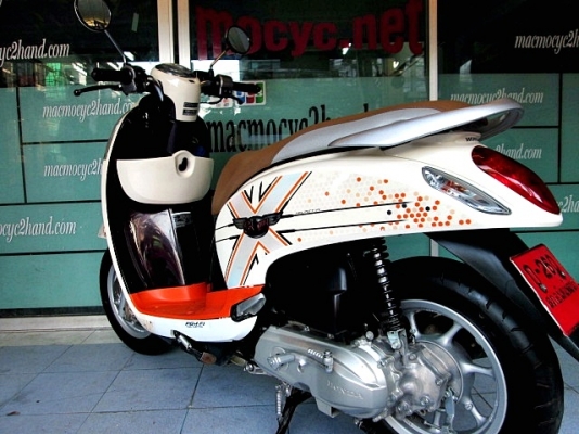 scoopy-i สีม่วงขาว รุ่นท๊อป ล้อแมกซ์ ระบบ combibrake รถเดือน พษภาคม ปี 57 ไมล์ 2 พันโล แถม 3 รายการ 38900