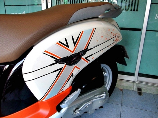 scoopy-i สีม่วงขาว รุ่นท๊อป ล้อแมกซ์ ระบบ combibrake รถเดือน พษภาคม ปี 57 ไมล์ 2 พันโล แถม 3 รายการ 38900