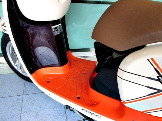 scoopy-i สีม่วงขาว รุ่นท๊อป ล้อแมกซ์ ระบบ combibrake รถเดือน พษภาคม ปี 57 ไมล์ 2 พันโล แถม 3 รายการ 38900