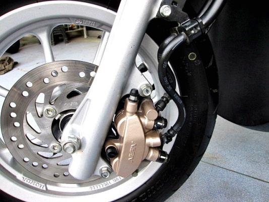 scoopy-i สีม่วงขาว รุ่นท๊อป ล้อแมกซ์ ระบบ combibrake รถเดือน พษภาคม ปี 57 ไมล์ 2 พันโล แถม 3 รายการ 38900