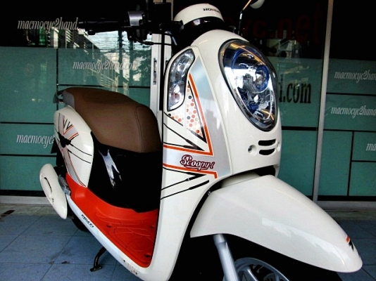 scoopy-i สีม่วงขาว รุ่นท๊อป ล้อแมกซ์ ระบบ combibrake รถเดือน พษภาคม ปี 57 ไมล์ 2 พันโล แถม 3 รายการ 38900