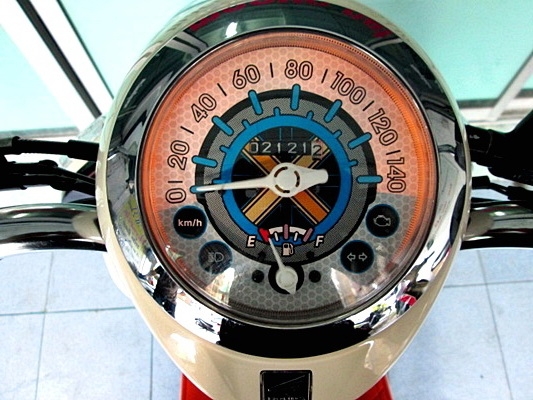 scoopy-i สีม่วงขาว รุ่นท๊อป ล้อแมกซ์ ระบบ combibrake รถเดือน พษภาคม ปี 57 ไมล์ 2 พันโล แถม 3 รายการ 38900