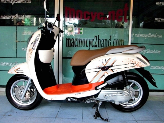 scoopy-i สีม่วงขาว รุ่นท๊อป ล้อแมกซ์ ระบบ combibrake รถเดือน พษภาคม ปี 57 ไมล์ 2 พันโล แถม 3 รายการ 38900