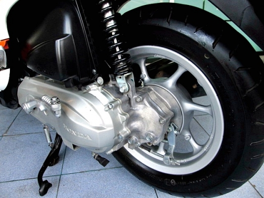 scoopy-i สีม่วงขาว รุ่นท๊อป ล้อแมกซ์ ระบบ combibrake รถเดือน พษภาคม ปี 57 ไมล์ 2 พันโล แถม 3 รายการ 38900