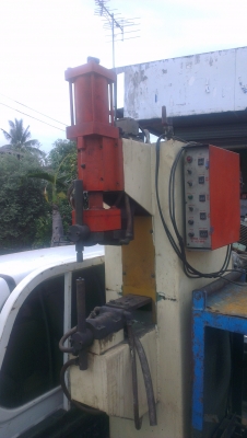 Sell> ขายเครื่องอาร์คสป๊อต เชื่อมเฉพาะจุด ใช้ระบบลม นิวเมติดครับ ไฟ 2 สาย พร้อมใช้งานครับ