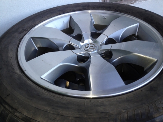 ต้องการขายล้อแม็ก vigo ขอบ 16 พร้อมยาง 215 60 16