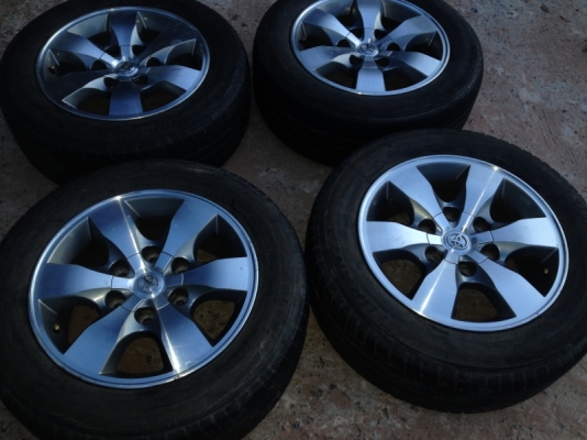 ต้องการขายล้อแม็ก vigo ขอบ 16 พร้อมยาง 215 60 16