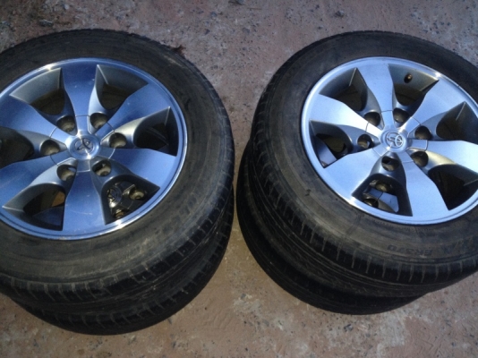 ต้องการขายล้อแม็ก vigo ขอบ 16 พร้อมยาง 215 60 16