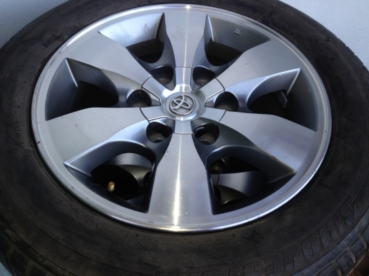 ต้องการขายล้อแม็ก vigo ขอบ 16 พร้อมยาง 215 60 16