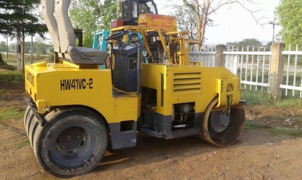SUMITOMO HW41 รถบดหน้าเหล็กหลังยาง /สั่นสะเทือนด้านหลัง /ขับเคลื่อน 2 เพลา/ ราคา 330,000 บาท สนใจติดต่อ 0819337688