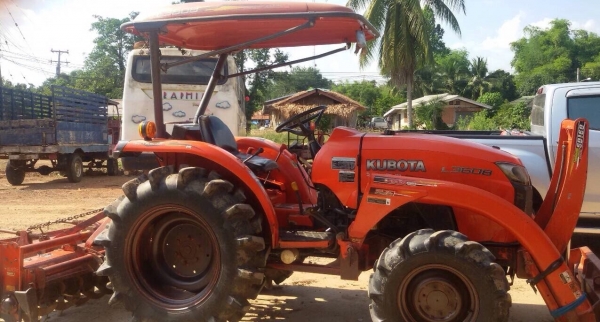 KUBOTA L3608 - 4WD อุปกรณ์ครบพร้อม โรตารี่ มีใบดันหน้า รถทำงาน 1,300 ชม. สภาพดีสุดๆครับพร้อมทำงานได้เลย เอกสารเล่มทะเบียนครบพร้อม ราคาต่อรองได้ครับ
