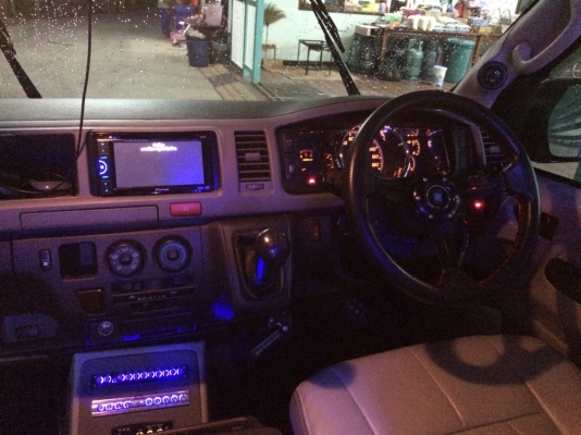 ขายดาวน์รถตู้แต่งสุดหรู 200000