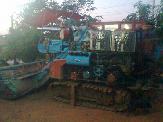 รถเกี่ยวข้าวศักดิ์พพัฒนา เครื่องHINO 195 10ล้อหัวยาวISUZU165 บันไดไฮโดลิค(พึ่งต่อใช้ได้1ปีครับ) ทะเบียนครบ ราคา750000 ต่อรองได้ครับ รถเกี่ยวข้าวศักดิ์พพัฒนา เครื่องHINO 195 10ล้อหัวยาวISUZU165 บันไดไฮโดลิค(พึ่งต่อใช้ได้1ปีครับ) ทะเบียนครบ ราคา750000 ต่อรองได้ครับ