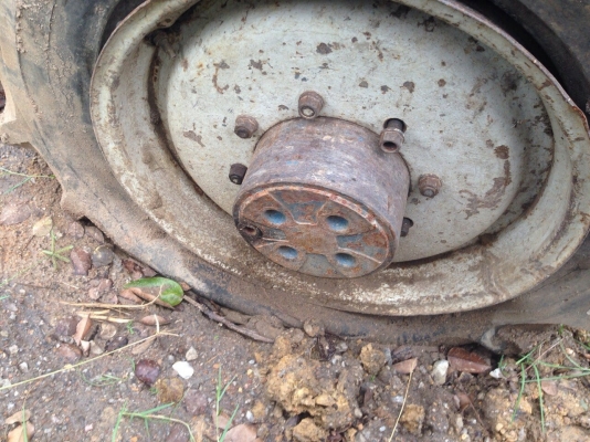 ขายรถไถ 2เพลา FORD 8210 เครื่อง 6สูบ 115แรงม้า เล่มทะเบียน สนใจโทร 081-970-1072