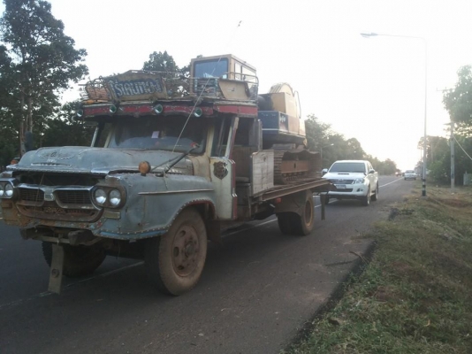 ขายรถหกล้อและแม็คโครยกชุด  แม็คโครรุ่น 60-5 มีอินวอยด้วย  หกล้อมีเล่มทะเบียน