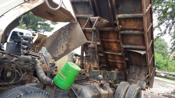 หกล้อดั๊ม