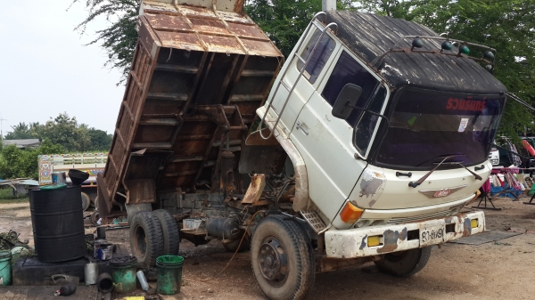 หกล้อดั๊ม