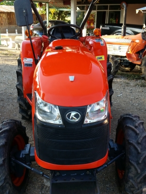 ขายรถไถคูโบต้า  KUBOTA L 3008 (4WD) พร้อมติดชุดใบมีดดันหน้าคานล่างให้ใหม่ ครับ
