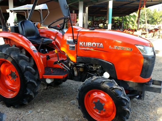 ขายรถไถคูโบต้า  KUBOTA L 3008 (4WD) พร้อมติดชุดใบมีดดันหน้าคานล่างให้ใหม่ ครับ