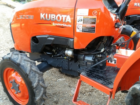 ขายรถไถคูโบต้า  KUBOTA L 3008 (4WD) พร้อมติดชุดใบมีดดันหน้าคานล่างให้ใหม่ ครับ