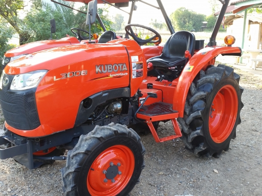 ขายรถไถคูโบต้า  KUBOTA L 3008 (4WD) พร้อมติดชุดใบมีดดันหน้าคานล่างให้ใหม่ ครับ