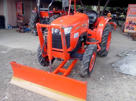 ขายรถไถคูโบต้า  KUBOTA L 3008 (4WD) พร้อมติดชุดใบมีดดันหน้าคานล่างให้ใหม่ ครับ