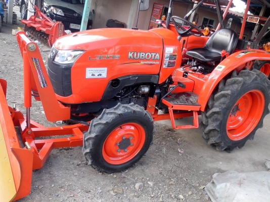 ขายรถไถคูโบต้า  KUBOTA L 3008 (4WD) พร้อมติดชุดใบมีดดันหน้าคานล่างให้ใหม่ ครับ