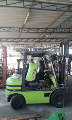 เหลืออีก 1 คัน ลดสุดๆและท้ายสุดในรอบปี รถยกเครื่องยนต์ดีเซล 2.5 ตัน เสาสูง 3 เมตร เกียร์ออโต้ ยี่ห้อฮุนได(รุ่นใหม่)