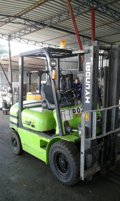 เหลืออีก 1 คัน ลดสุดๆและท้ายสุดในรอบปี รถยกเครื่องยนต์ดีเซล 2.5 ตัน เสาสูง 3 เมตร เกียร์ออโต้ ยี่ห้อฮุนได(รุ่นใหม่)