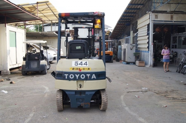 รถยกไฟฟ้าแบบนั่งขับขนาด 1.5 ตัน เสาสูง 3 เมตร Toyota 7FB15