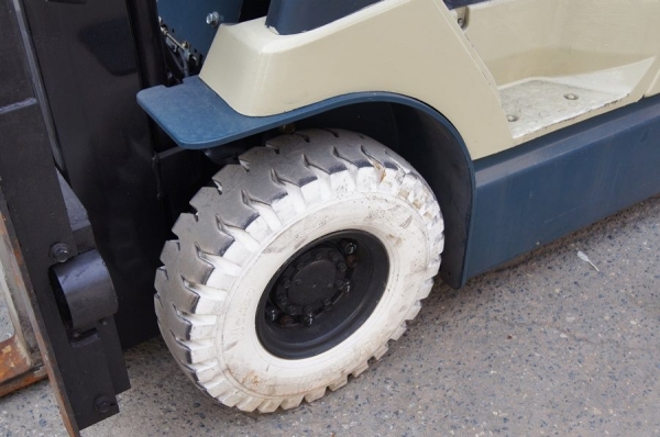 รถยกไฟฟ้าแบบนั่งขับขนาด 1.5 ตัน เสาสูง 3 เมตร Toyota 7FB15