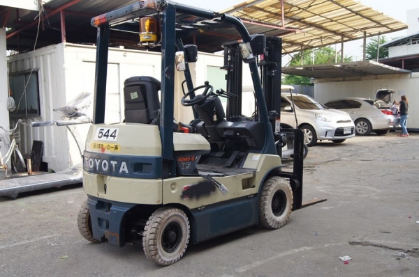 รถยกไฟฟ้าแบบนั่งขับขนาด 1.5 ตัน เสาสูง 3 เมตร Toyota 7FB15