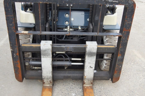 รถยกไฟฟ้าแบบนั่งขับขนาด 1.5 ตัน เสาสูง 3 เมตร Toyota 7FB15